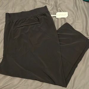 Stylus black Capri pants with zipper back pockets